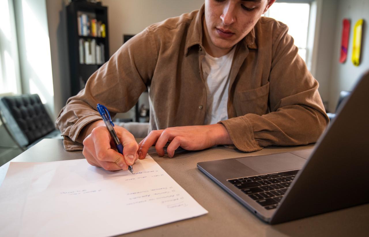 笔记本电脑工作(Laptop Working)-中图_爱给网_aigei_com.jpg